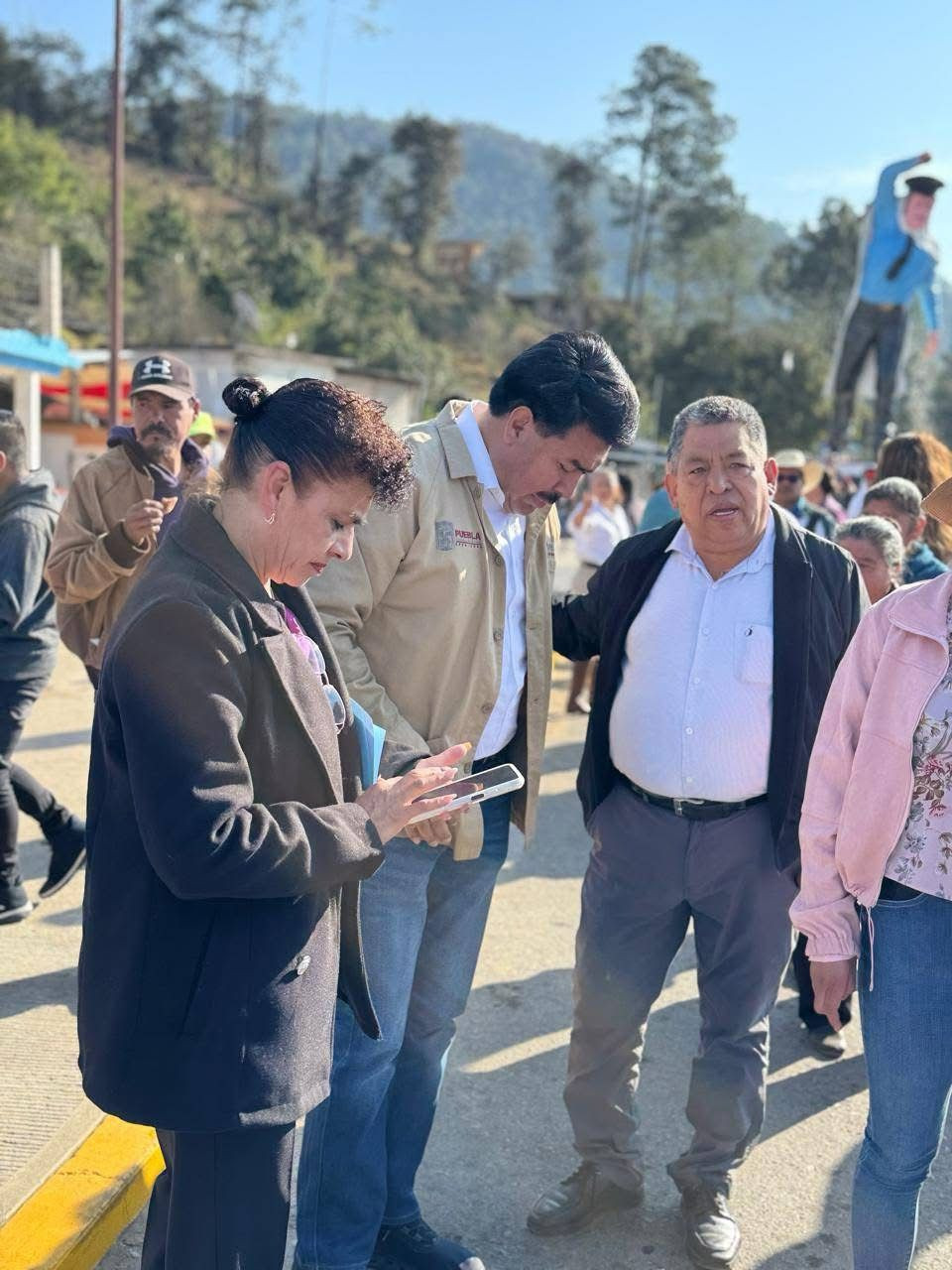 Nuestro Presidente Municipal Mariano Ortuño Aguilar, presente en el evento de Tetela de Ocampo, donde se entregaron apoyos para obra comunitaria y espacios educativos.🏡